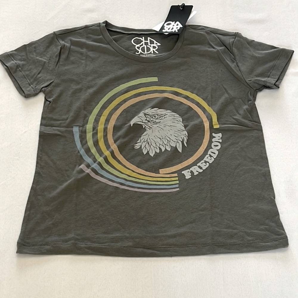 Chaser NWT short sleeve T-shirt in gray freedom graphic tee with eagle 🌈 Sz XS